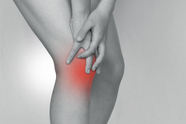 膝にかかる負担の蓄積や体の歪みも原因になります
