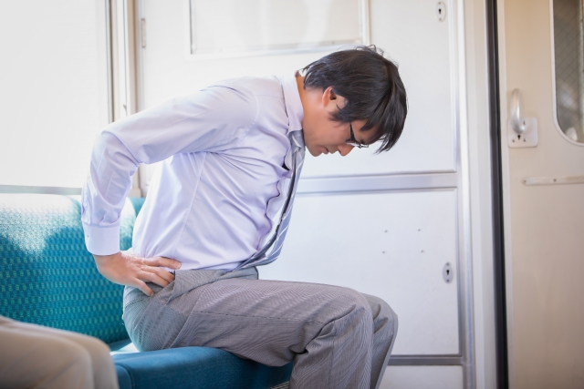 脊柱管狭窄症の症状に悩む男性